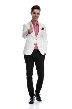 mutlu zarif adam ok başparmak yukarıya el işareti yapar