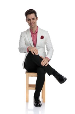 rahat zarif delikanlı bağdaş ile oturuyor 