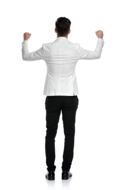 arkadan görünüşü başarı kutluyor bir iş adamı 