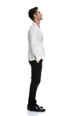 mutlu bir zarif adam uzakta hayal yan görünüm 