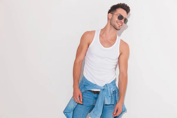 Attractive man wearing his shirt tied around his waist smiling — Stock Photo, Image