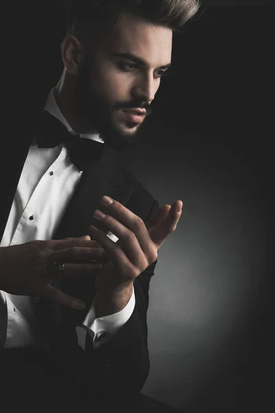 Man in tuxedo with hands together looking away — Stock Photo, Image