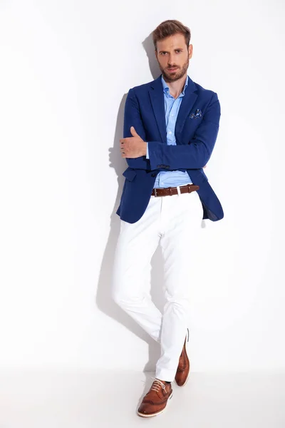 Homem atraente em roupas smartcasual com braços cruzados — Fotografia de Stock
