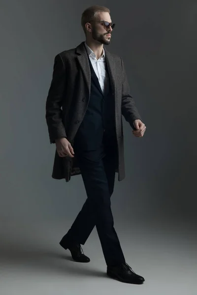 Blonde man in suit walking — Stock Photo, Image
