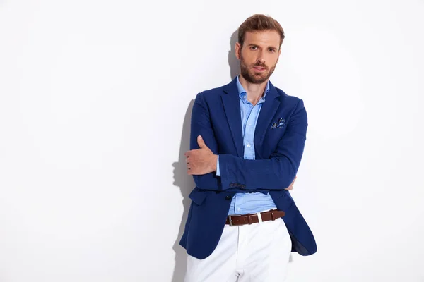 Homem atraente em roupas smartcasual fica com os braços cruzados — Fotografia de Stock