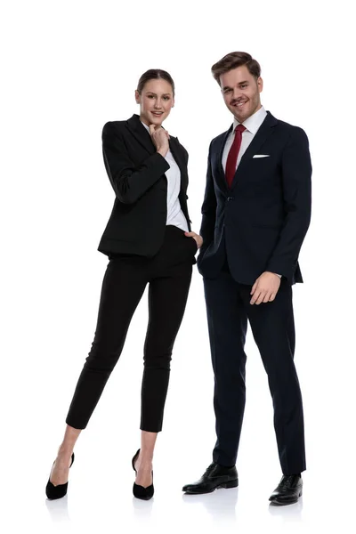 Paar in business kostuums hand in hand bij kin denken — Stockfoto