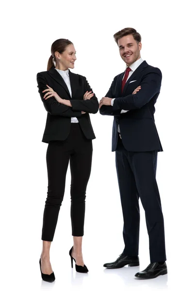 ビジネスのカップルは一緒に腕を組んで立っているをスーツします。 — ストック写真