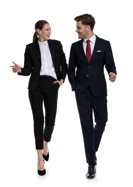 Néhány üzleti öltöny gyaloglás és beszélő — Stock Fotó
