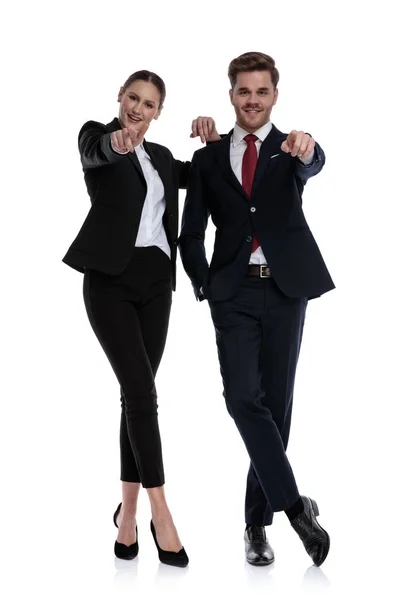 Paar in business kostuums wijzen — Stockfoto