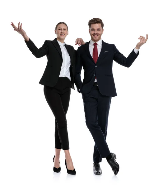 ビジネス スーツの質問のカップル — ストック写真