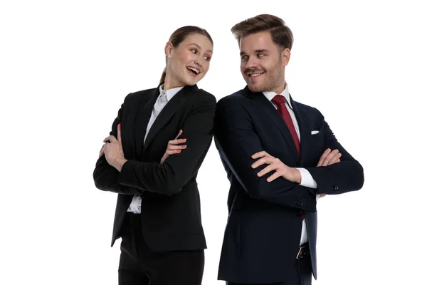 Paar in Business-Anzügen steht Rücken an Rücken — Stockfoto