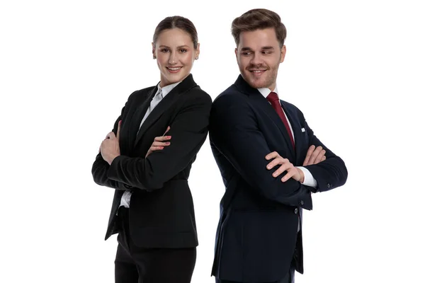 Paar in Business-Anzügen steht Rücken an Rücken — Stockfoto