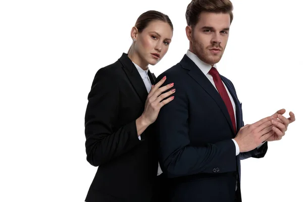 Paar in Business-Anzügen hält Händchen — Stockfoto