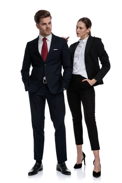 Paar in business kostuums op zoek ernstige — Stockfoto