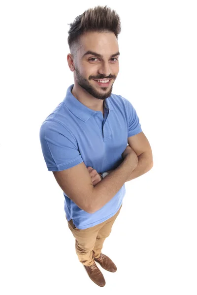 Jovem atraente homem sorrindo com as mãos cruzadas — Fotografia de Stock