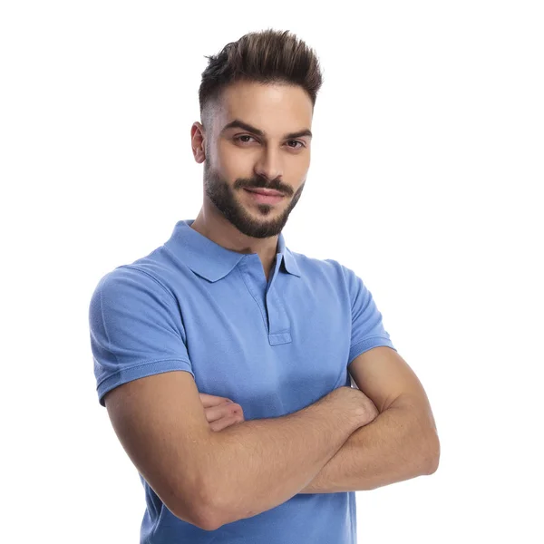 Retrato de un hombre guapo con un polo azul — Foto de Stock