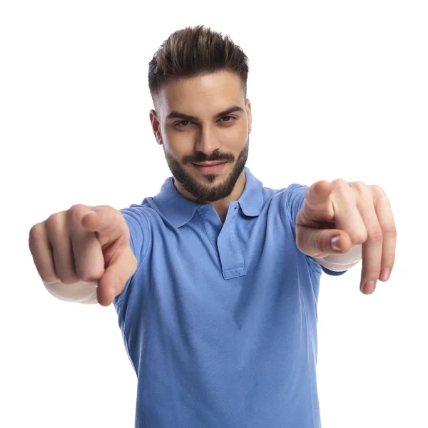 Jovem feliz apontando dois dedos para o homem da câmera — Fotografia de Stock