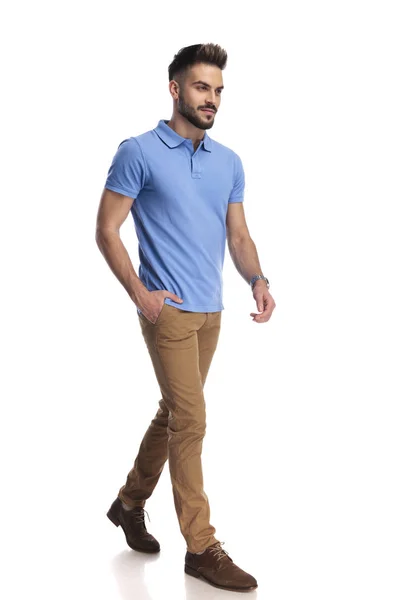 Lässig gekleidetes Model in hellblauem Polo beim Gehen und Klo — Stockfoto