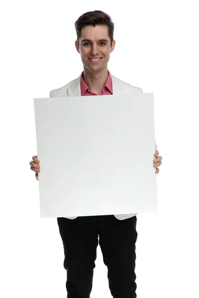 Retrato de un hombre elegante que presenta un tablero de mensajes en blanco —  Fotos de Stock