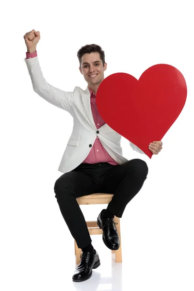 Homem elegante feliz celebra o dia dos namorados — Fotografia de Stock