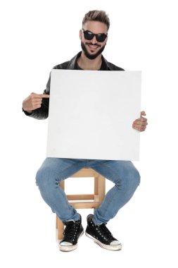 gülümseyen süre için boş billboard işaret eden adam 