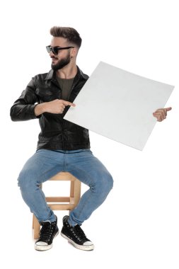 uzağa bakarken için boş billboard işaret eden adam