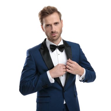 şık adam mavi kostümü ayarlama