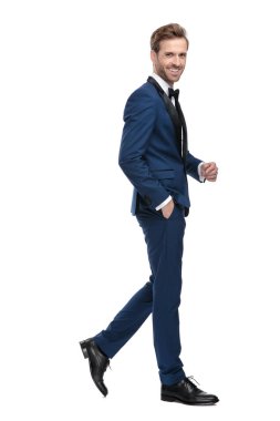 gülümseyen adam cebinde el ile adım yan görünüm