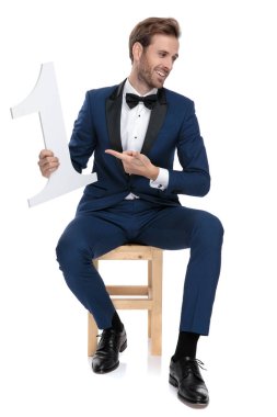 çekici bir adam onun parmak için bir numara işareti işaret