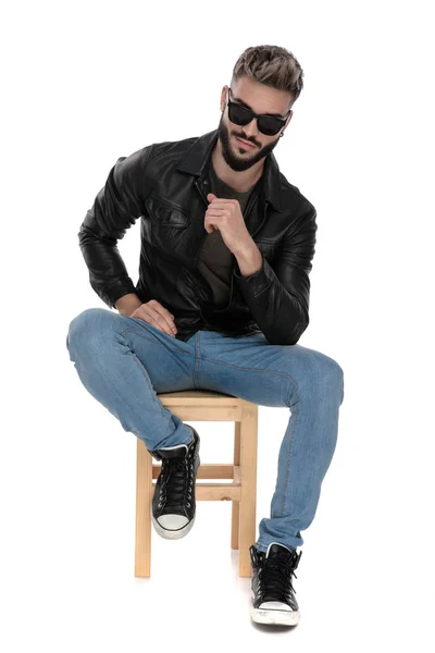 Mann mit Sonnenbrille sitzt mit Ellbogen zu Fuß — Stockfoto