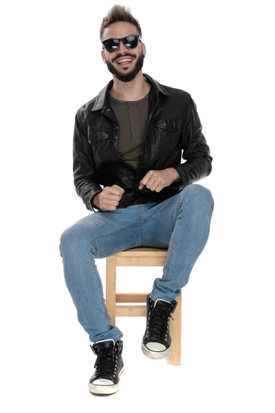 Mannen i svart kavaj och Blå jeans skrattar — Stockfoto