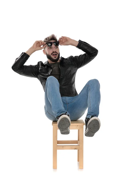 Hombre cayendo de silla pero fijando sus gafas de sol —  Fotos de Stock