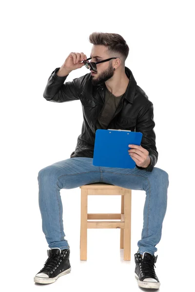 Man met blauwe map girosaldi vaststelling zijn zonnebril — Stockfoto