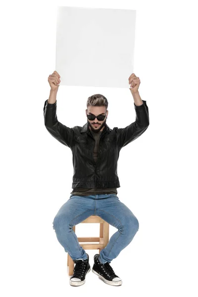 Hombre sosteniendo la cartelera en blanco levantada en el aire —  Fotos de Stock