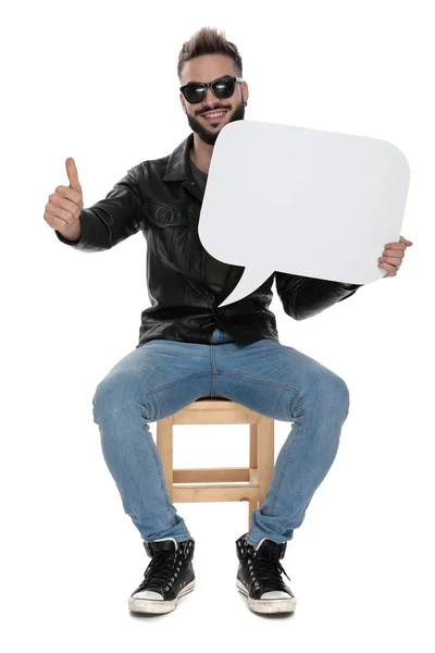 Hombre sosteniendo un vacío hablar nube mostrando ok gesto —  Fotos de Stock