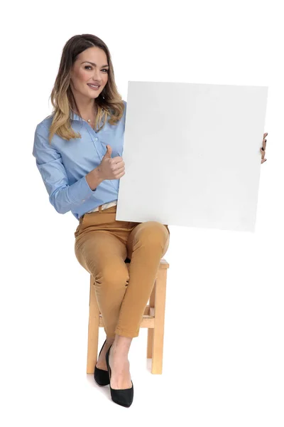 Felice donna casual intelligente con cartellone bianco fa segno ok — Foto Stock