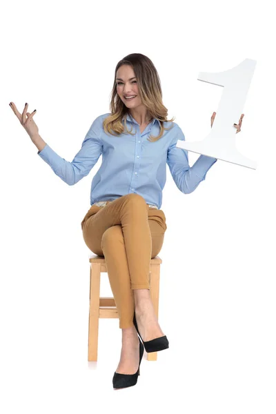 Affärskvinna sitter på stol och firar första plats — Stockfoto