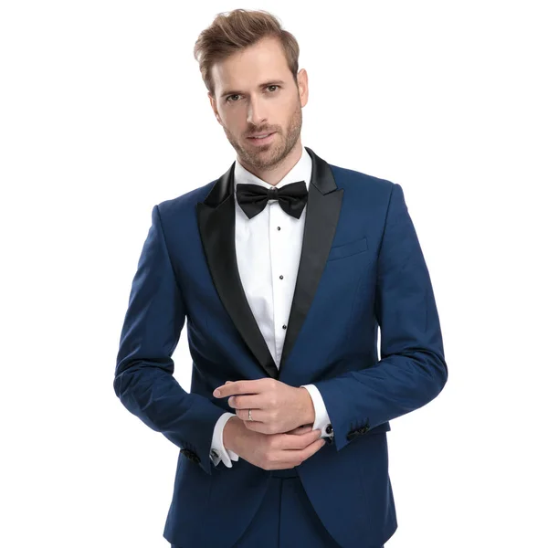 Married man in blue suit adjusting his sleeve — Stock Photo, Image