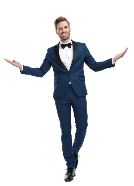 Positive guy in blue suit greeting with hands — Stock Photo, Image