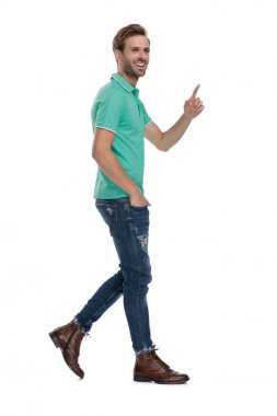 bir adamın yan görünümü adım ve parmak yukarı işaret