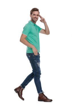 yürüyen ve selamlayan bir adamın yan görünümü