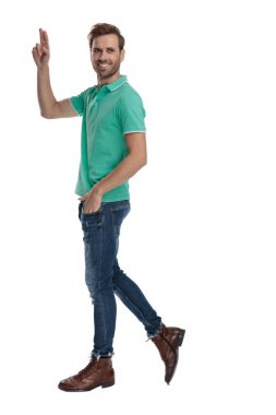 tabanca parmaklarını yukarı gösteren bir adamın yan görünümü