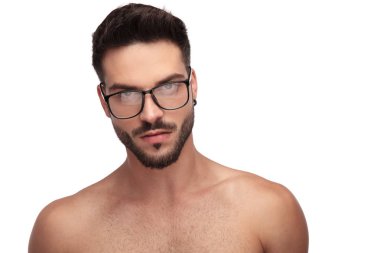 gözlük ile büyüleyici çıplak adam ciddi görünümlü 