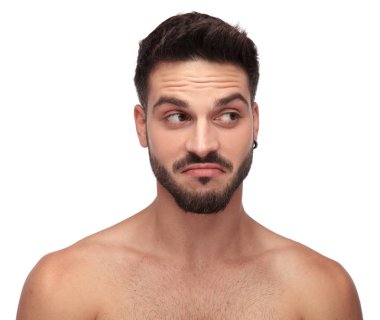 tıraşsız çıplak adam meraklı uzağa bakıyor