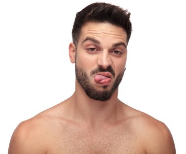 hoşnutsuz soyunmuş adam dil dışarı ile goofy olmak