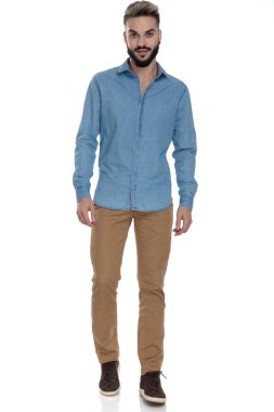 vücut yakınında elleri ile ayakta mavi kot gömlek öğrenci