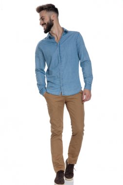 tıraşsız hipster cebinde el ile ayakta ve uzağa bakarak