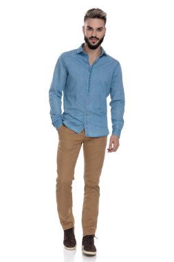 cebinde el ile duran çekici adam