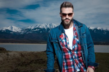 kot giysiler ivedi lik seksi genç adam dışarıda ayakta 