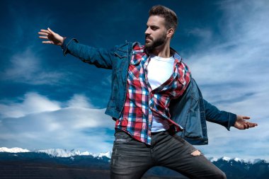 serin genç adam elleri uzanarak büyük oudoors adrmiring